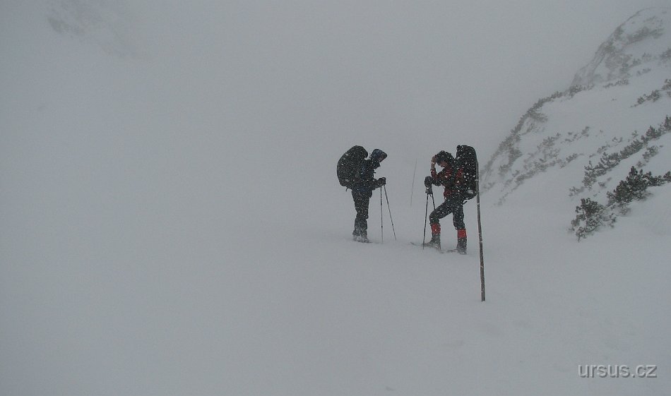 tatry 023.jpg - S nastoupanými výškovými metry se úměrně zvyšovala i síla větru a pod Zbojandou už panovala vcelku solidní vichřice.